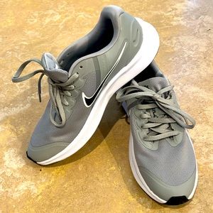 New Nike Soft cushion sneakers Size 6